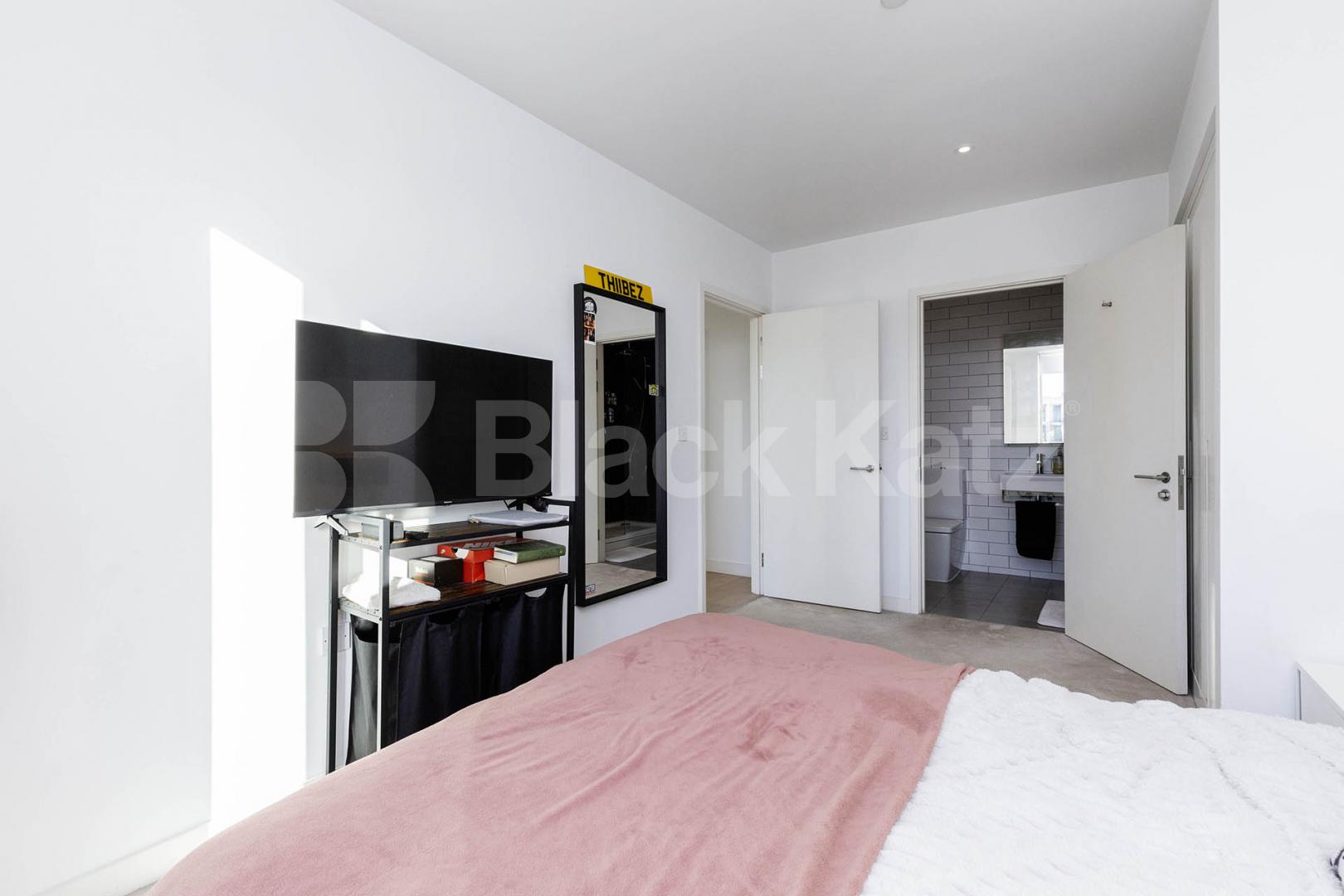 Beautiful 2 bed 2 bath in the popular development in Royal Wharf Admiralty Avenue, Royal Wharf